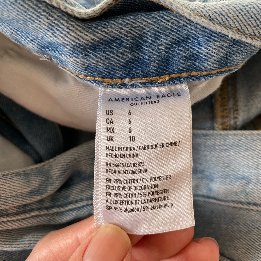 American Eagle Outfitters Distressed Mom Denim Short Raw Hem Sz 6 Spring - Picture 5 of 6